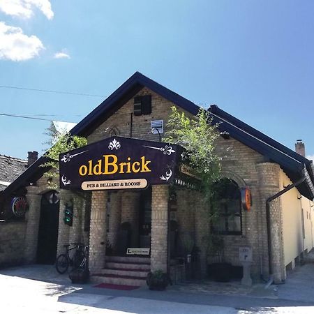 Oldbrick Pub Hotel Sombor Bagian luar foto