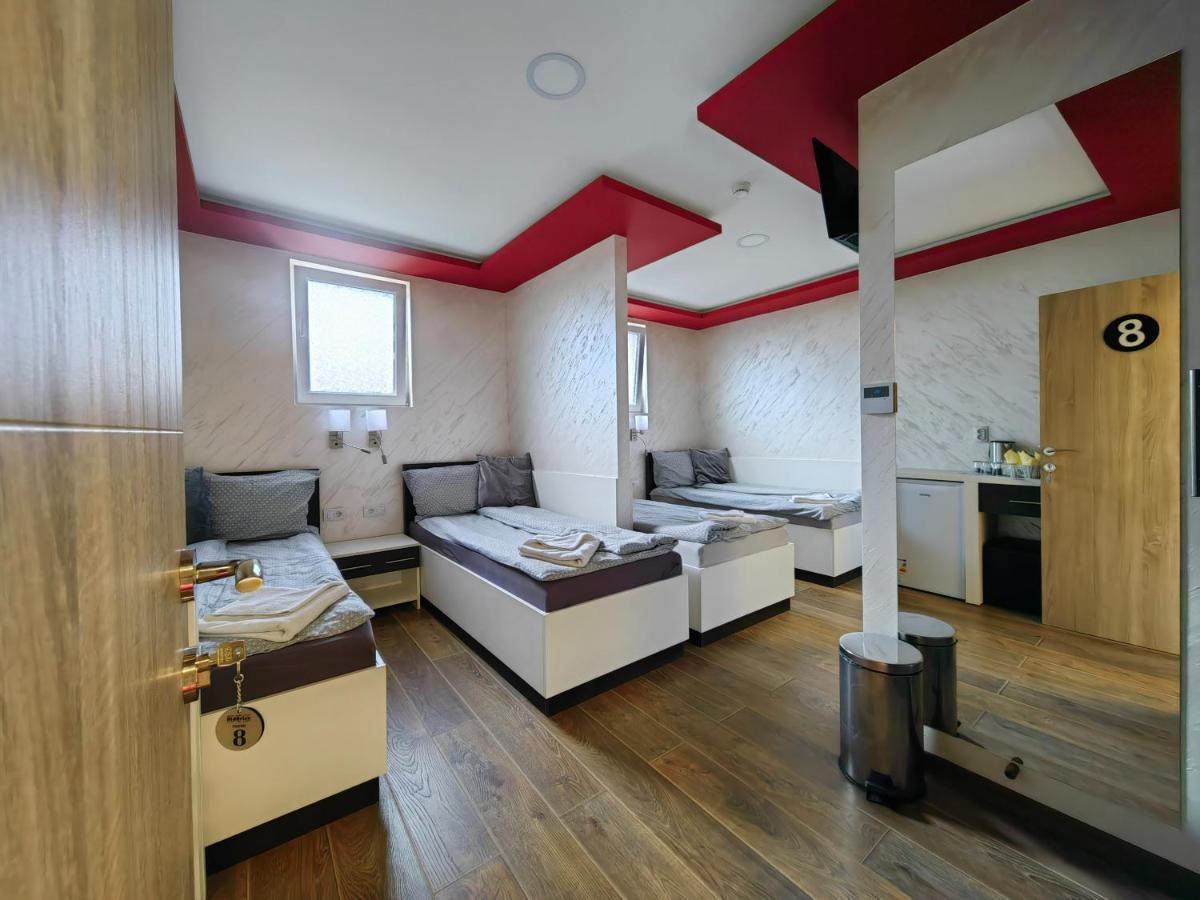 Oldbrick Pub Hotel Sombor Bagian luar foto