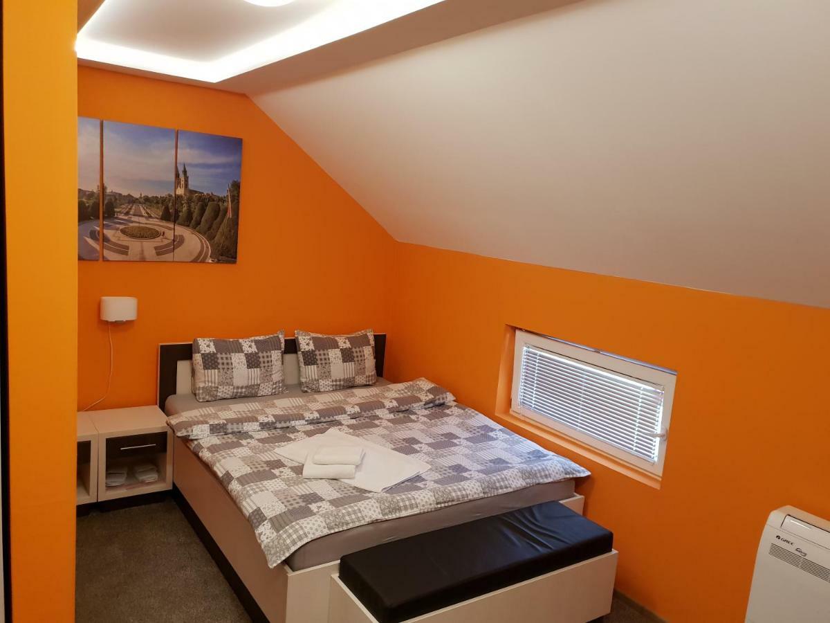 Oldbrick Pub Hotel Sombor Bagian luar foto