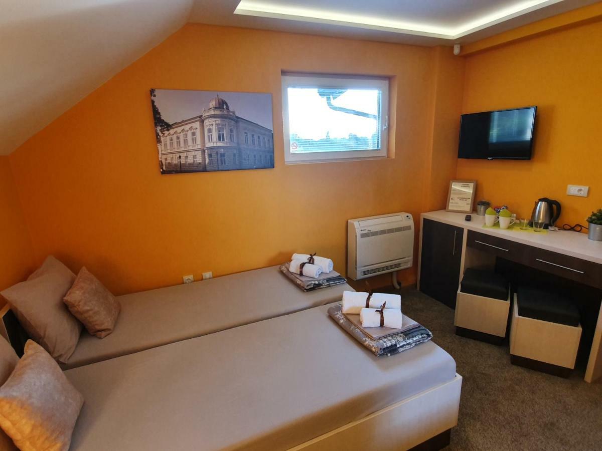 Oldbrick Pub Hotel Sombor Bagian luar foto