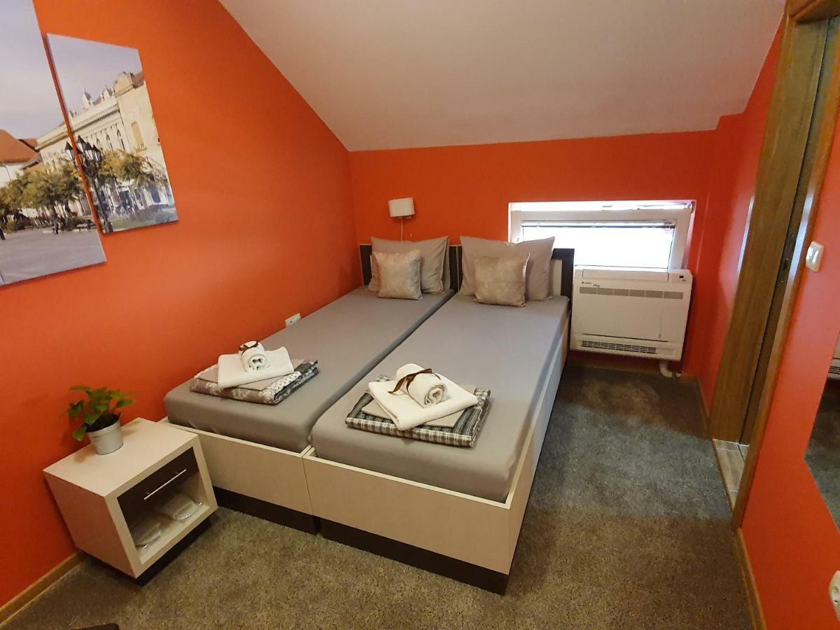 Oldbrick Pub Hotel Sombor Bagian luar foto