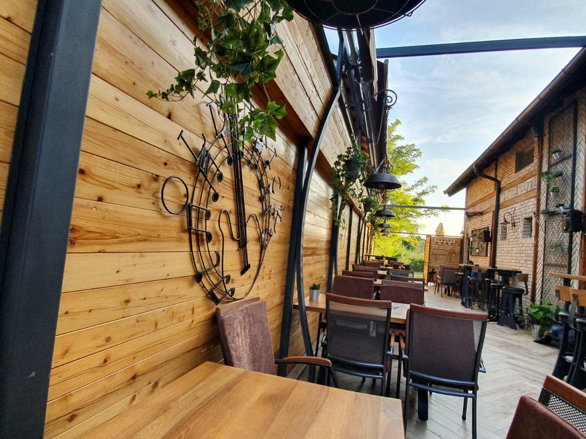 Oldbrick Pub Hotel Sombor Bagian luar foto