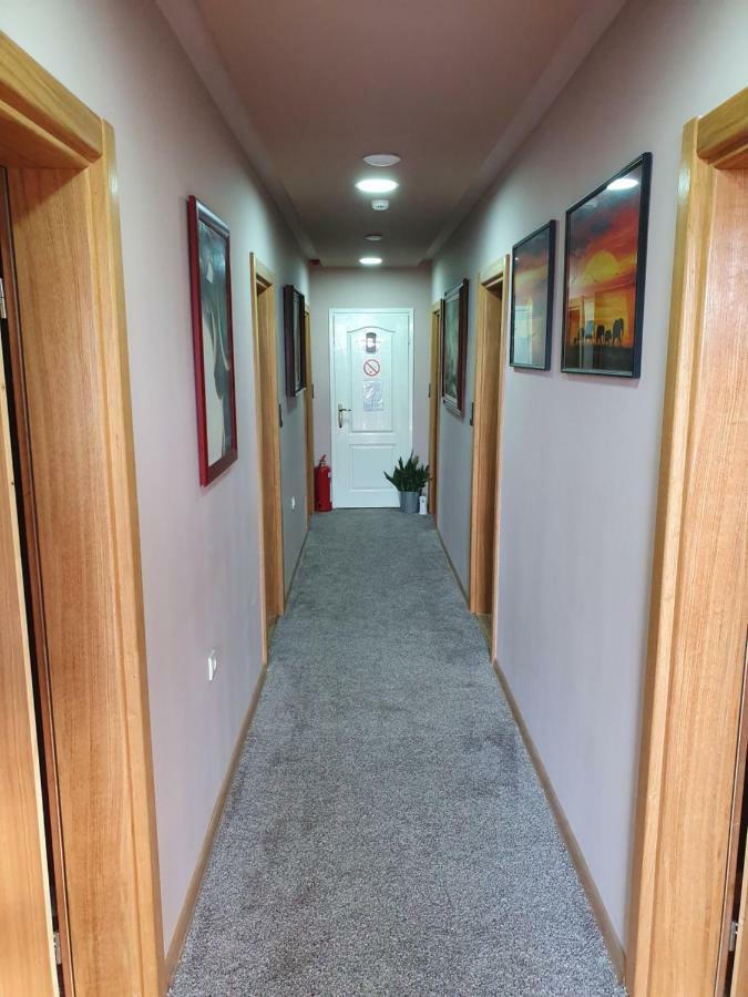Oldbrick Pub Hotel Sombor Bagian luar foto