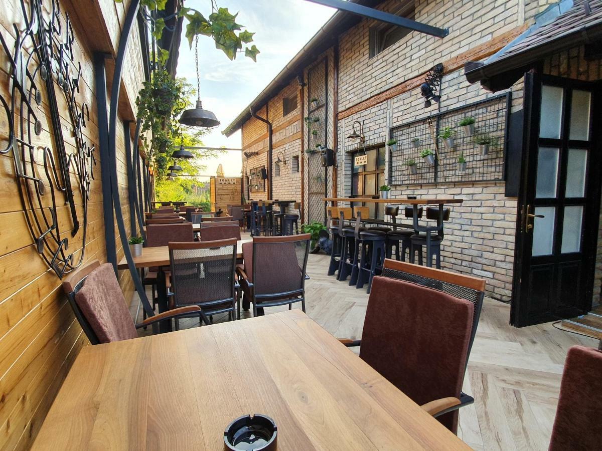 Oldbrick Pub Hotel Sombor Bagian luar foto