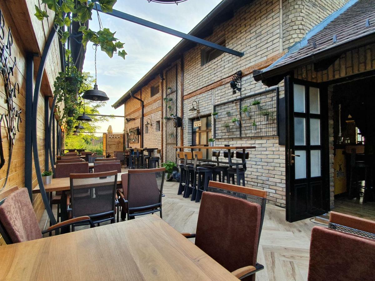 Oldbrick Pub Hotel Sombor Bagian luar foto