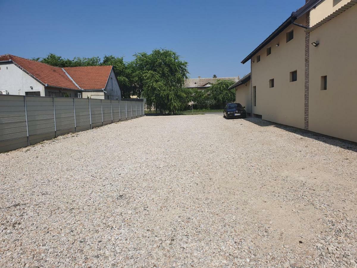 Oldbrick Pub Hotel Sombor Bagian luar foto
