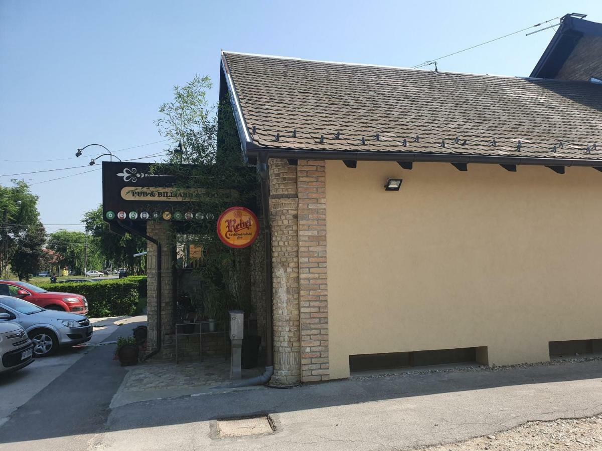 Oldbrick Pub Hotel Sombor Bagian luar foto