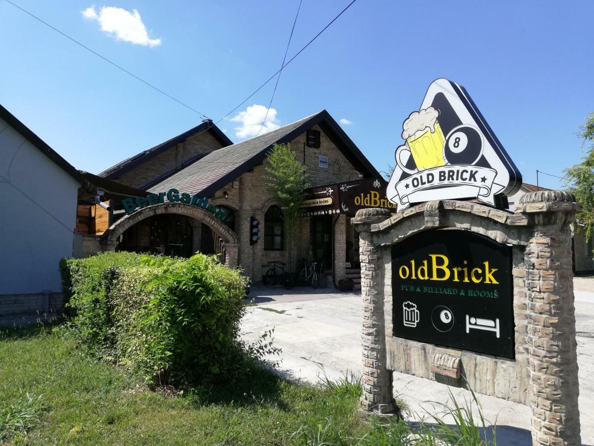 Oldbrick Pub Hotel Sombor Bagian luar foto